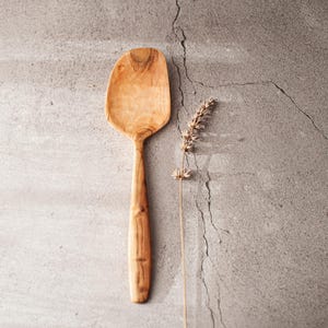 Cucchiaio da cucina in legno intagliato a mano. Cucchiaio da portata con manico lungo, utensile in legno, spatola da cucina. Regalo originale unico nel suo genere per chef, cuoco e buongustaio.