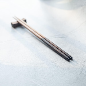 Handgeschnitzte Essstäbchen aus französischem Nussbaumholz Essstäbchen. Essstäbchen mit Halter. Japanischer Stil, Geschenk für Foodie, einzigartiges Geschirr