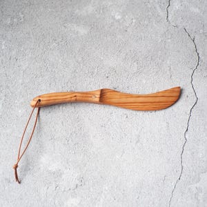 Holzbuttermesser handgeschnitzt aus Olivenholz, Käseverteiler. Nachhaltige Küche. Einzigartiges Holzbesteck. Camping Spurensuche messer