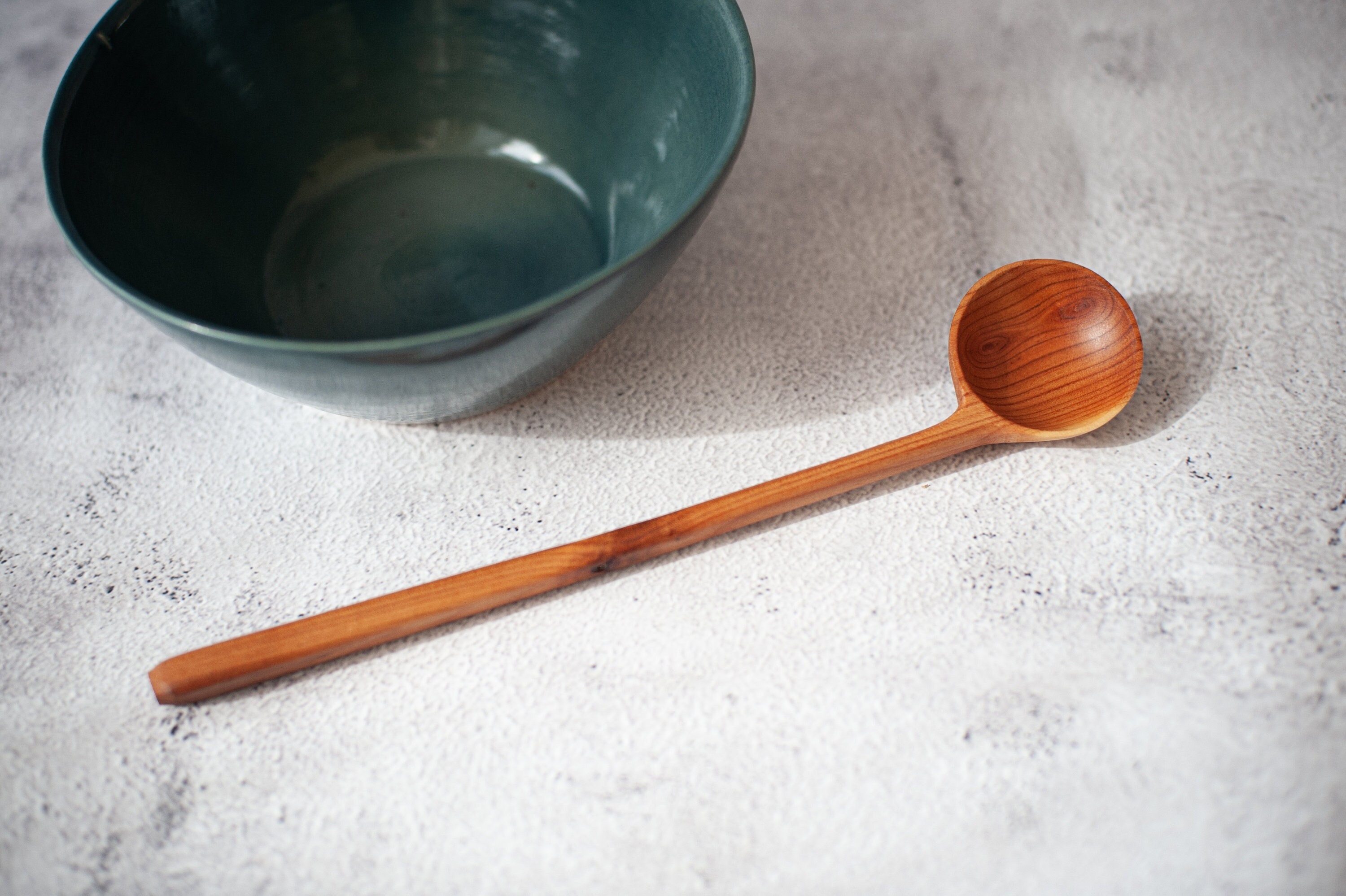 cuillère en bois de cerisier sauvage sculptée à la main. boule ronde originale pour le thé, sucre. cuillère café unique. long manche. manger