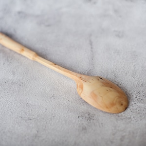 Cuillère de cuisine en bois sculptée à la main, cuillère de service à long manche de 13 pouces, ustensile en bois, spatule de cuisine en bois de prunier. Cadeau naturel et original image 4