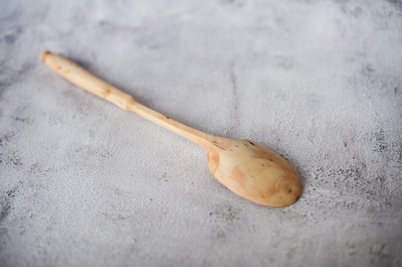 Cuillère de cuisine en bois sculptée à la main, cuillère de service à long manche de 13 pouces, ustensile en bois, spatule de cuisine en bois de prunier. Cadeau naturel et original image 4