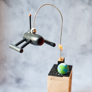 Holz Raumschiff Automat handgefertigt. Kinetische Skulptur, Automat handgefertigt aus Holz. Originelles Geschenk, Holzfigur Automatik. Geschenke Idee.