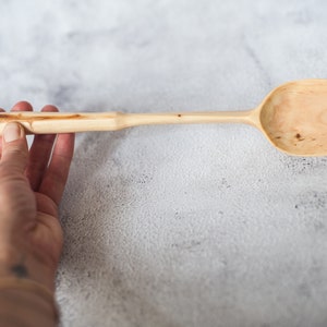 Cuillère de cuisine en bois sculptée à la main, cuillère de service à long manche de 13 pouces, ustensile en bois, spatule de cuisine en bois de prunier. Cadeau naturel et original image 2