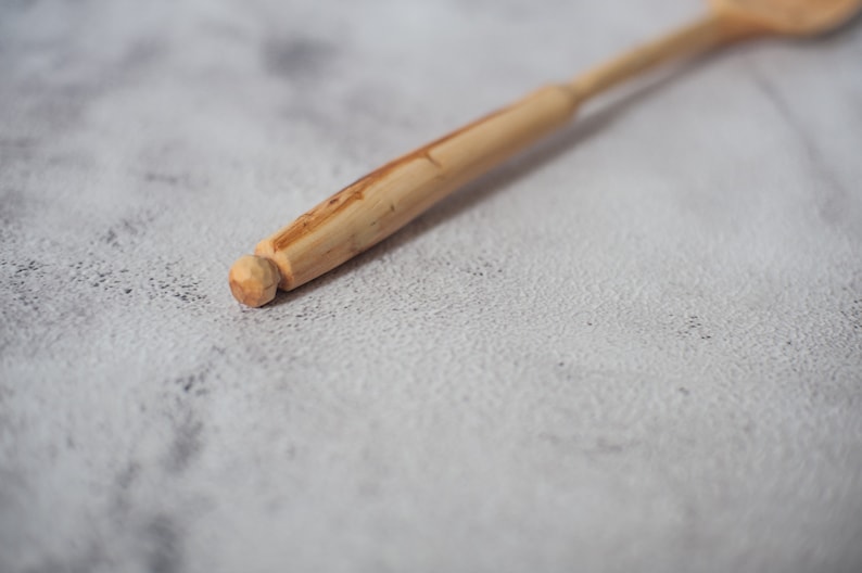 Cuillère de cuisine en bois sculptée à la main, cuillère de service à long manche de 13 pouces, ustensile en bois, spatule de cuisine en bois de prunier. Cadeau naturel et original image 7