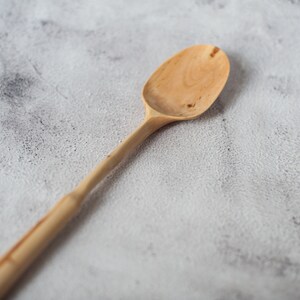 Cuillère de cuisine en bois sculptée à la main, cuillère de service à long manche de 13 pouces, ustensile en bois, spatule de cuisine en bois de prunier. Cadeau naturel et original image 5