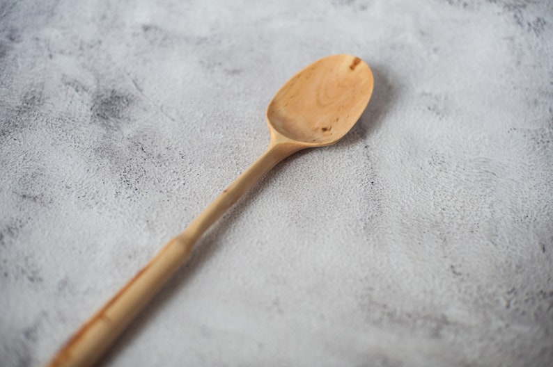 Cuillère de cuisine en bois sculptée à la main, cuillère de service à long manche de 13 pouces, ustensile en bois, spatule de cuisine en bois de prunier. Cadeau naturel et original image 5