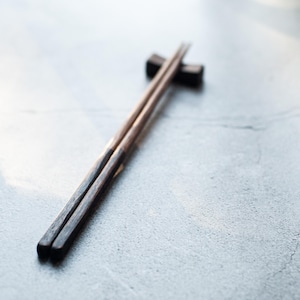 Handgeschnitzte Essstäbchen aus französischem Nussbaumholz Essstäbchen. Essstäbchen mit Halter. Japanischer Stil, Geschenk für Foodie, einzigartiges Geschirr