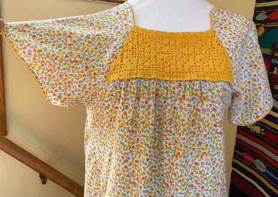 Vintage 70s Floral Housedress with Yellow Crochet… - image 5