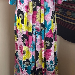 Vintage 70er Jahre Miss Elaine Black Floral Maxi Robe mit Trompetenärmeln und Plissee Bib Detail Größe S ILTWU