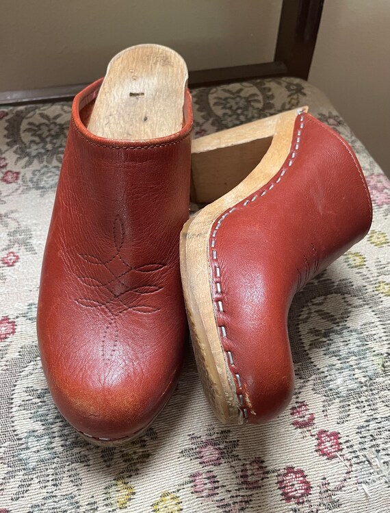 Vintage 1970’s brown leather heeled women’s clogs 