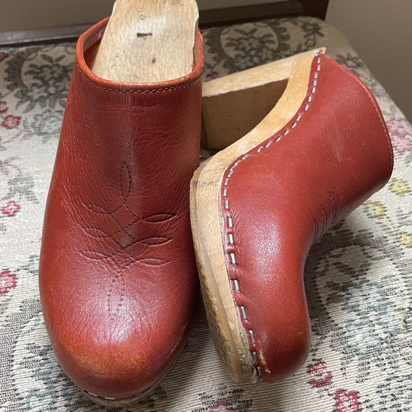 Vintage 1970’s brown leather heeled women’s clogs size 38