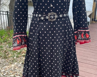 Robe folklorique autrichienne vintage des années 1970 dirndl bleu marine taille 6/8