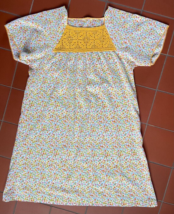 Vintage 70s Floral Housedress with Yellow Crochet… - image 7