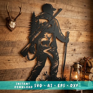 Peut inclure: Décoration murale en métal noir représentant un chasseur avec un fusil et une canne, avec une scène de forêt et une découpe de cerf. L'art est monté sur un mur en bois. Les mots "INSTANT DOWNLOAD SVG • AI • EPS • DXF" sont en bas.