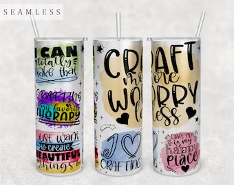 Peut inclure: Trois gobelets en acier inoxydable avec des motifs colorés et des citations inspirantes sur l'artisanat. Les gobelets présentent des citations comme "Je peux totalement faire ça", "Créez plus, vous inquiétez moins" et "Ma salle d'artisanat est mon lieu heureux".