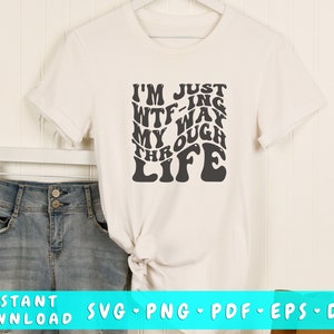 Sólo estoy WTF-ing mi camino a través de la vida SVG ondulado, SVG divertido, archivo de corte svg de texto ondulado, dicho divertido svg, cita sarcástica svg, camisa groovy svg
