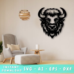 Può includere: Silhouette in bianco e nero di una testa di bisonte con un design dettagliato. La testa di bisonte è su una parete bianca con una lampada da soffitto in legno.