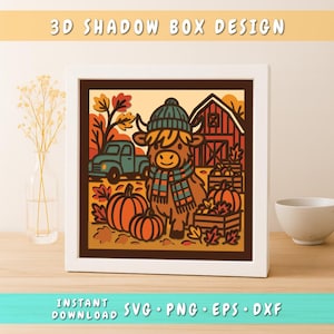 Può includere: Un design a scatola d'ombra 3D con un'illustrazione in carta a strati di una mucca highland con berretto verde acqua e sciarpa a quadri, vicino a zucche, un fienile rosso e un camion. Testo 3D SHADOW BOX DESIGN e INSTANT DOWNLOAD SVG PNG EPS DXF.
