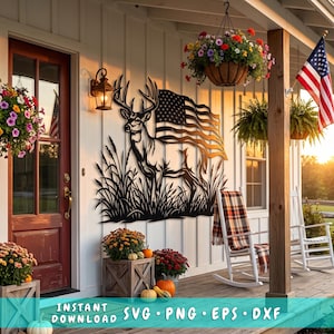 Pode incluir: Uma peça de arte de parede em metal preto apresentando um veado em pé na relva alta com uma bandeira americana ao fundo. O design está exposto numa parede branca de painéis verticais de uma varanda, entre uma porta e uma janela com flores.