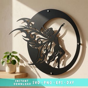 Pode incluir: Arte de parede de fada em metal preto. A silhueta de uma fada com o braço estendido e asas detalhadas está definida contra um fundo circular. A fada é montada em uma parede com três parafusos prateados. As palavras "INSTANT DOWNLOAD SVG PNG EPS DXF" estão na parte inferior.