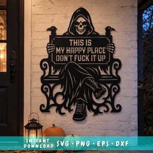 Peut inclure: Une décoration murale en métal noir représentant un squelette à capuche assis sur un banc, tenant un panneau avec l'inscription THIS IS MY HAPPY PLACE DON'T FUCK IT UP. Le design présente des volutes complexes et deux silhouettes d'oiseaux.