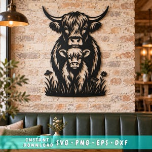 Peut inclure: Une décoration murale en métal noir représentant la silhouette stylisée d'une vache Highland et de son veau dans un champ de fleurs. Le design présente des découpes complexes illustrant le pelage hirsute, les longues cornes et les traits faciaux.