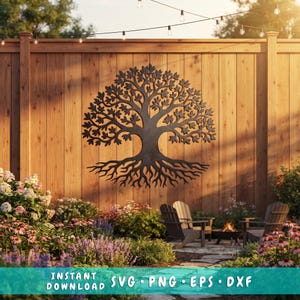 Peut inclure: Une décoration murale en métal noir représentant un arbre de vie détaillé avec des branches complexes et des racines apparentes. L'œuvre est fixée sur une clôture en bois. Le texte "INSTANT DOWNLOAD SVG PNG EPS DXF" est visible.