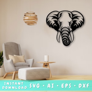 Könnte beinhalten: Schwarz-weiße Silhouette eines Elefantenkopfes mit einem detaillierten Design. Das Bild ist vor einer weißen Wand mit einer Deckenlampe aus Holz und einem hellgrauen Sessel im Vordergrund platziert.