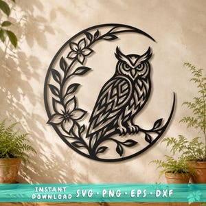 Op de afbeelding: Een cirkelvormig wandkunstwerk van zwart metaal met een gedetailleerde uil op een tak, omringd door een halvemaanvormig frame versierd met bloem- en bladmotieven. Het ontwerp bevat de tekst INSTANT DOWNLOAD SVG PNG EPS DXF.