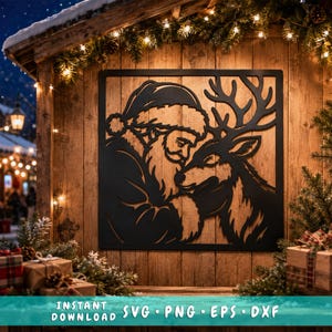 Op de afbeelding: Een vierkant zwart metalen wandkunstwerk met een silhouetontwerp van de Kerstman die een rendier omhelst. Het kunstwerk hangt op een houten wand met kerstverlichting en groen. De tekst luidt INSTANT DOWNLOAD SVG PNG EPS DXF.