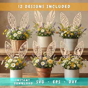 Può includere: Decorazioni in legno a forma di orecchie di coniglio pasquale con disegni intricati, poste in varie composizioni floreali. L'immagine include il testo "12 DISEGNI INCLUSI" e "INSTANT DOWNLOAD SVG • EPS • DXF". Le composizioni sono in cesti, vasi e un secchio di metallo.