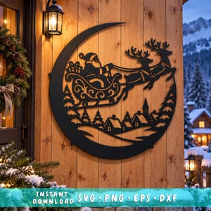 Op de afbeelding: Een zwart metalen wanddecoratie in de vorm van een halve maan met een silhouet van de Kerstman in een arrenslee getrokken door twee rendieren boven een besneeuwd dorp met dennenbomen. Het ontwerp bevat de tekst SVG PNG EPS DXF.