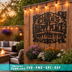 Puede incluir: Un letrero de pared de metal negro con bordes de volutas ornamentadas que presenta el texto "THIS IS MY HAPPY PLACE DON'T FUCK IT UP" montado en una valla de madera vertical, iluminado por una cadena de luces exteriores cálidas.