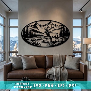 Puede incluir: Arte mural de metal negro que representa un paisaje montañoso con un alce cerca de un río. La obra de arte ovalada presenta árboles y montañas. Está montada en una pared de color neutro sobre un sofá de cuero marrón.