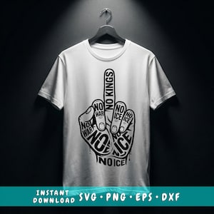 以下が含まれることがあります： 中指を立てた手の黒いグラフィックが特徴の白いTシャツ。「NO KINGS」、「NO WAR」、「NO ICE」、「NO NOICE」の文字がデザインされています。Tシャツは黒いハンガーにかけられています。