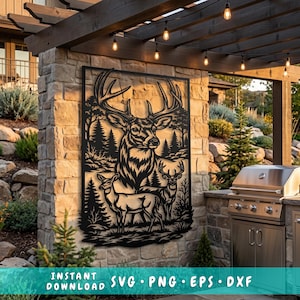 Peut inclure: Une décoration murale rectangulaire en métal noir présentant une silhouette découpée au laser d'un grand cerf avec des bois au-dessus d'une biche et d'un faon, le tout devant un décor de pins et de feuillage forestier.