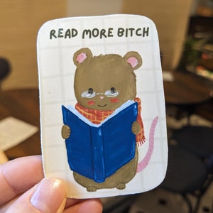 Read more bitch sticker, autocollant vinyl | drôle, cute, fun, souris qui lit, pour couverture d'ebook, liseuse électronique (kindle, kobo)