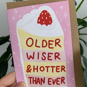 Carte d'anniversaire drôle pliée | "Older Wiser & Hotter Than Ever" Carte gâteau cute rose et originale (envelope kraft incluse)