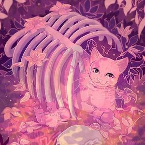 Op de afbeelding: Een roze kat met groene ogen zit onder een ribbenkast, omringd door roze bloemen en een witte schedel. Twee kleinere roze katten liggen er dichtbij in elkaar gekruld.