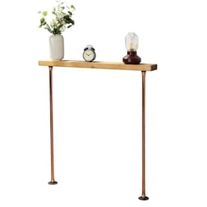 Puede incluir: Una estantería de madera con patas de tubería de cobre, un reloj, una lámpara y un jarrón con flores blancas en la parte superior.