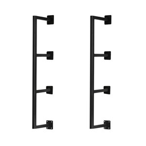 Può includere: Due mensole a muro in metallo nero con tre ripiani ciascuna. Le mensole sono realizzate in tubi quadrati e hanno un design semplice e moderno.