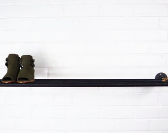 Industrie wandmontierte Schuhablage aus schwarzem Stahl & Messingrohrbeschlägen - Rustikale Möbel im Vintage Stil
