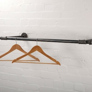 Trilho para roupas montado na parede - estilo vintage - feito de acessórios para tubos industriais com porca em T!