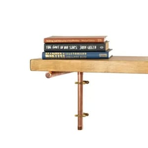 Könnte beinhalten: Ein Holzregal mit Kupferrohrhalterungen und drei darauf gestapelten Büchern. Die Bücher sind "Making and Maintaining a Smallholding", "The Fault in Our Stars" von John Green und "Martina Cole's The Woman I Am".