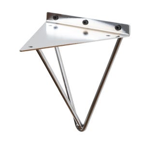 Puede incluir: Un soporte de estante de metal plateado con forma triangular y tres patas. El soporte tiene una superficie superior plana y está diseñado para soportar un estante.