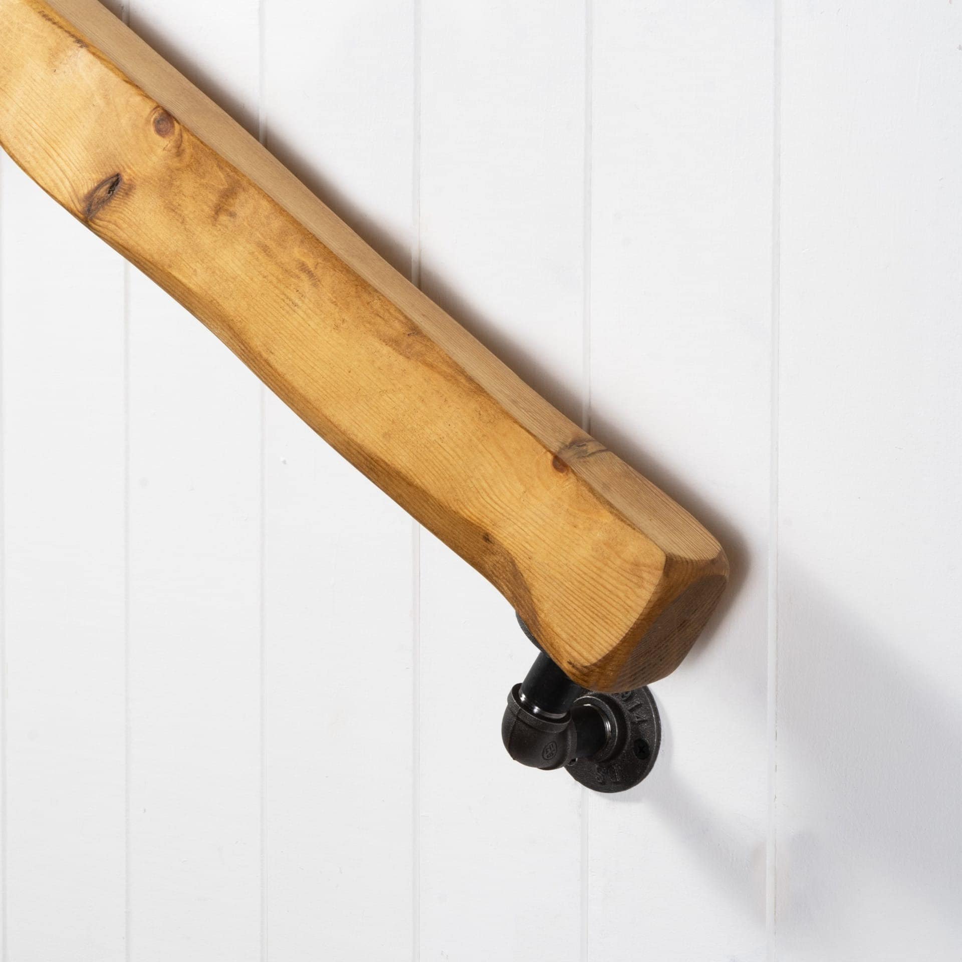 Barandilla de escalera de borde vivo / Soportes de madera maciza y tubería industrial