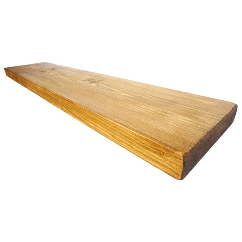 K&ouml;nnte beinhalten: Ein langes, rechteckiges Holzregal mit einer nat&uuml;rlichen Holzoptik. Das Regal ist aus massivem Holz gefertigt und hat einen rustikalen Look.