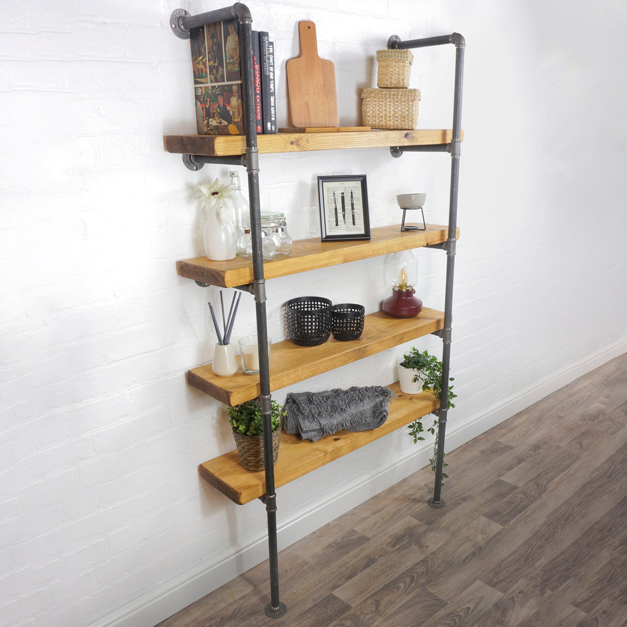 Industrial Tiered Floating Floor Mounted Regal mit reclaimed Holz Regalen | Industrielles Rohstahlrohr