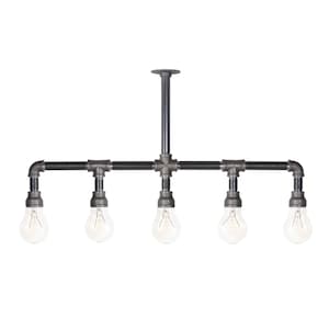 Puede incluir: Una lámpara de araña de tubería de metal negro con cinco bombillas. La lámpara tiene un diseño simple con una tubería horizontal recta y una tubería vertical que se extiende desde el centro.